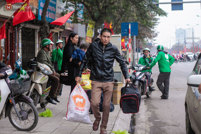 Chùm ảnh: Người dân lỉnh kỉnh đồ đạc tranh thủ quay lại Thủ đô sớm để nghỉ ngơi trước khi quay lại với guồng quay công việc